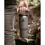garrafa-tumbler-termica-stanley-flip-straw-charcoal-887ml-10034222